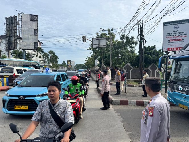 
					Kapolsek Kelapa Dua Pantau Pengaturan Lalin di Pertigaan Kelapa Dua, Pastikan Kelancaran Arus Lalu Lintas di Sore Hari