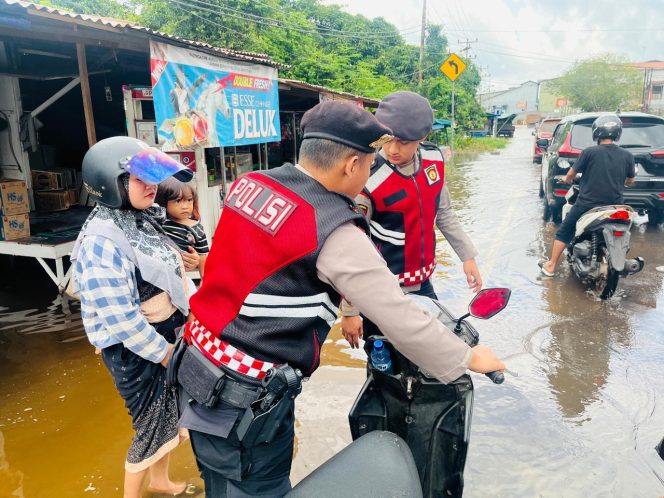 
					Personel Sat Samapta Polres Ketapang Bantu Pengendara Terkena Banjir Sekaligus Atur Arus Lalu Lintas