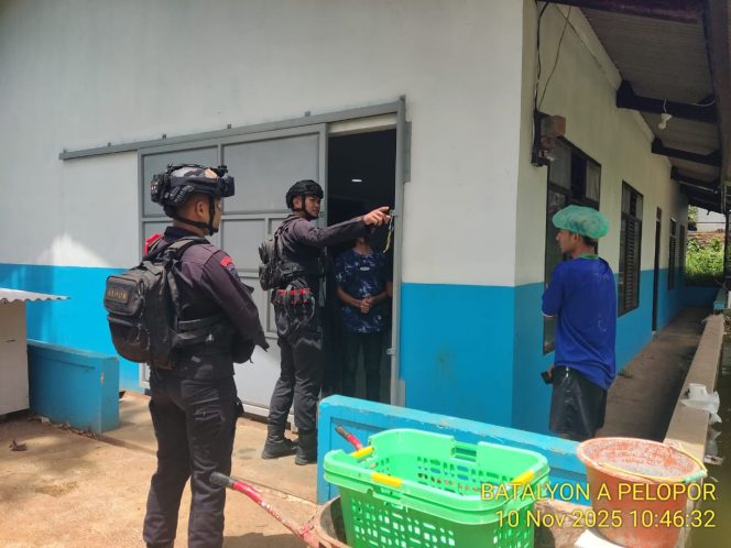 
					Ciptakan Kamtibmas Kondusif, Brimob Jabar Patroli Dialogis di Wilayah Jatinangor