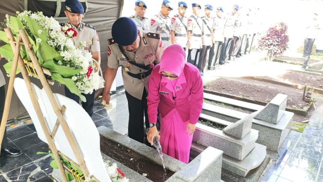 
					Ziarah ke Makam Pahlawan Brimob, Wujud Penghormatan Satbrimob Polda Jabar dalam Rangka HUT ke-80 Korps Brimob Polri