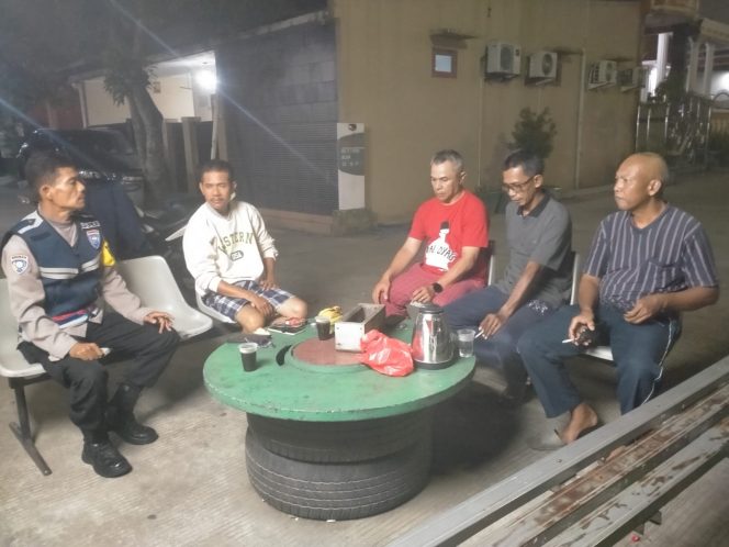 
					Bhabinkamtibmas Sukabakti Sambangi Pos Kamling Terpadu, Ajak Warga Aktif Jaga Kamtibmas
