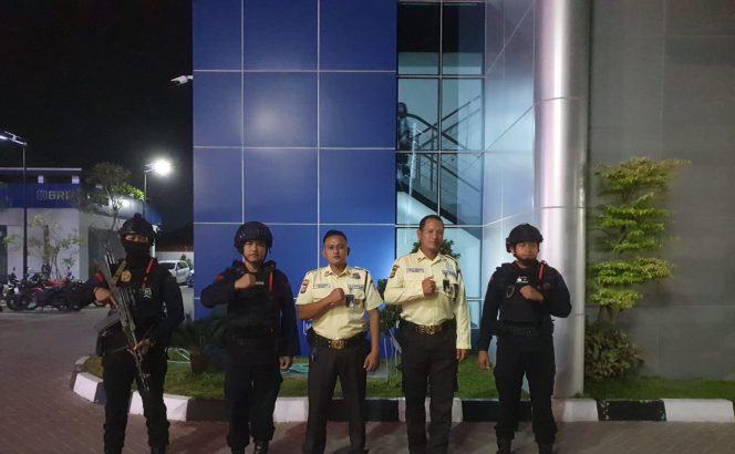 
					Patroli Dialogis Malam, Brimob Jabar Jaga Kondusifitas di Wilayah Kabupaten Cirebon