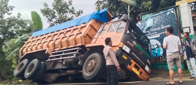 
					Polsek Cikelet Evakuasi Laka Tunggal Truk Fuso di Jalur Lintas Selatan