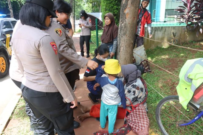 
					Jum’at Berbagi Polwan Polres Tangerang Selatan sebagai bentuk kepedulian dan kehadiran Polri di tengah masyarakat