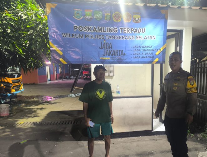 
					Sisir Poskamling, Bhabinkamtibmas Kelapa Dua Ajak Warga Tingkatkan Ronda dan Kewaspadaan