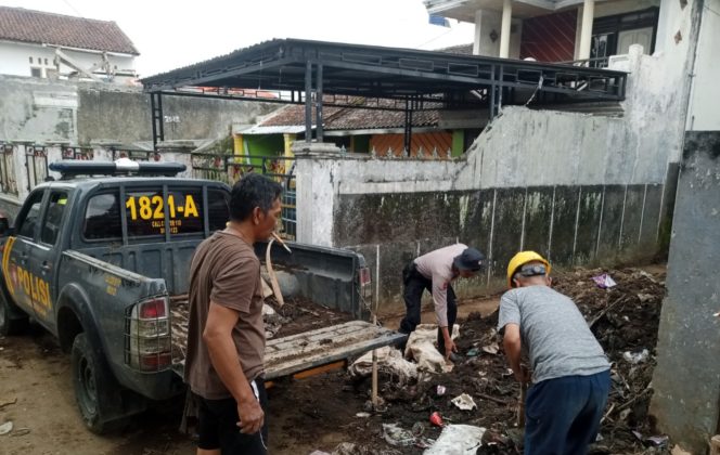 
					Polsek Cisurupan dan Warga Balewangi Laksanakan Kerja Bakti Bersihkan Sisa Material Banjir