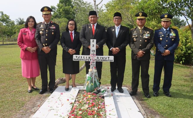 
					Kenang Jasa Pahlawan, Polda Kalteng Gelar Ziarah dan Tabur Bunga di TMP Sanaman Lampang