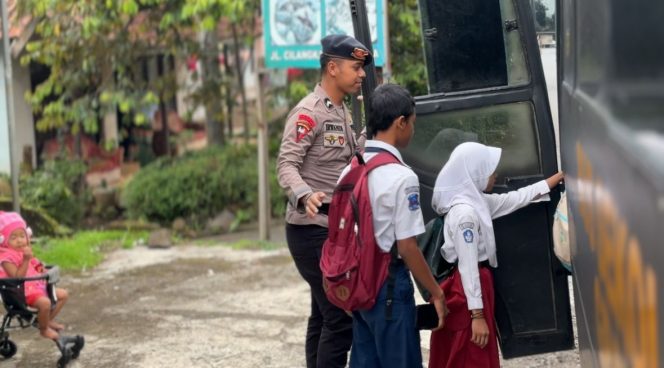 
					Dukung Pendidikan : Bus Sekolah Gratis Brimob Jabar Kebanggaannya Warga Tasikmalaya
