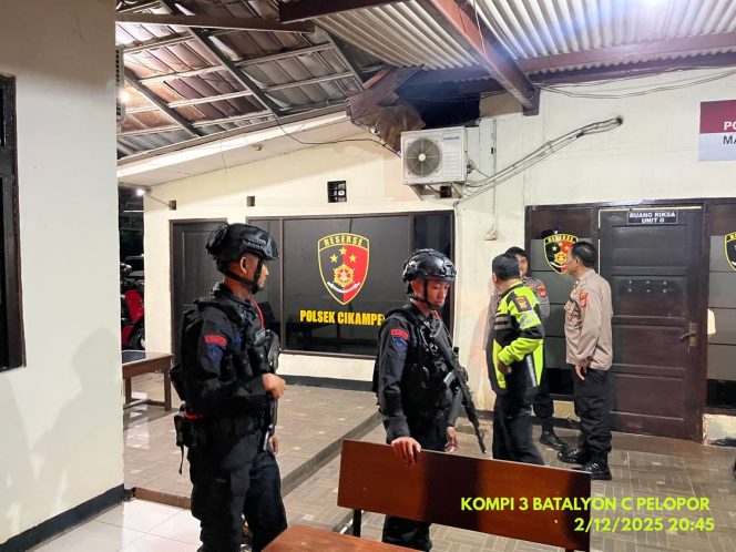 
					Patroli Dialogis Brimob Jabar Jaga Kondusivitas Malam di Karawang