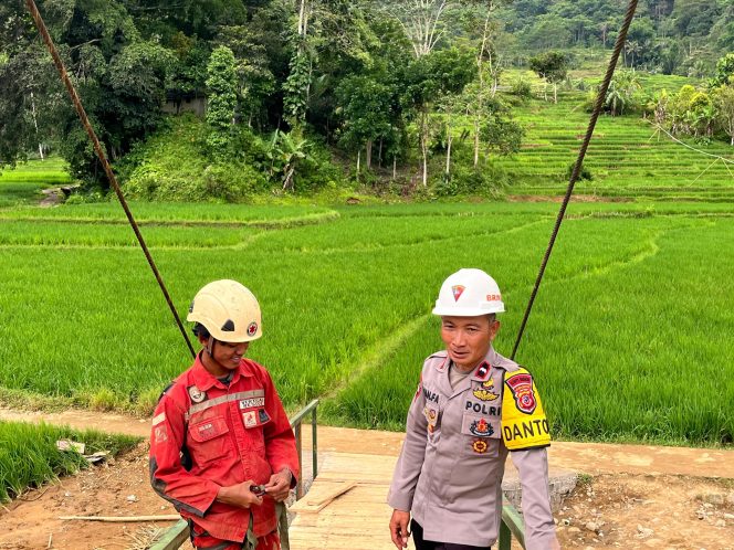 
					Brimob Jabar Bangun Jembatan Darurat di Peundeuy Garut