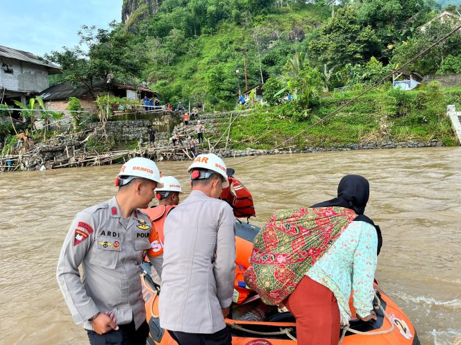 
					Brimob Jabar Sigap Bantu Warga : Tim SAR Antar Jemput Warga Garut di Tengah Pembangunan Jembatan Sementara