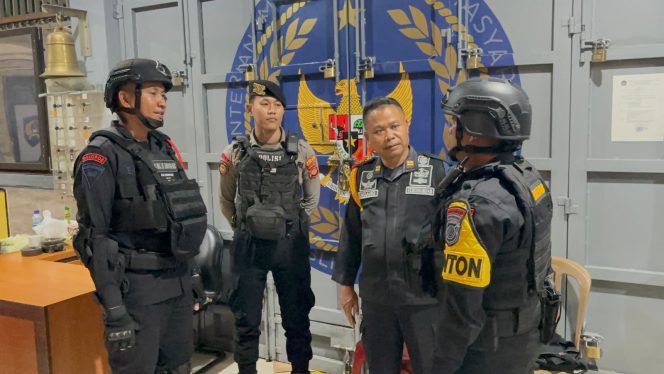 
					Tak Kenal Lelah, Patroli Brimob Jabar Jaga Kondusifitas Kota Tasikmalaya di Malam Hari