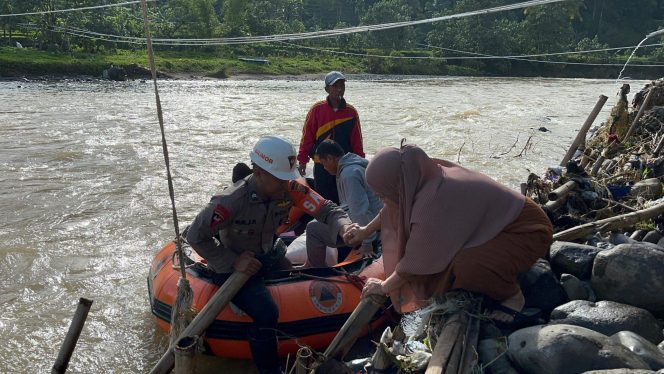 
					Tim SAR Brimob Jabar Dalam Pembangunan Jembatan di Sungai Cikaengan Hari Ke – 4