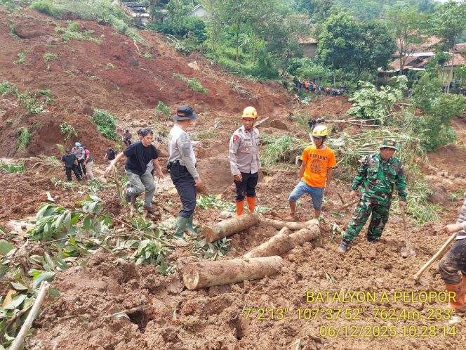 
					Tim SAR Brimob Jabar Cari Korban Longsor di Arjasari Kab. Bandung