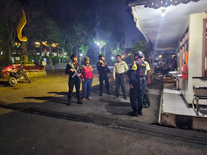 
					Brimob Jabar Patroli Malam di Cikole Lembang, Wujud Siaga & Kepedulian Terhadap Kamtibmas