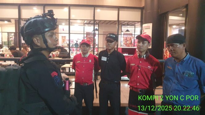 
					Patroli Sabtu Malam, Brimob Jabar Jaga Kondusivitas Kota Cirebon