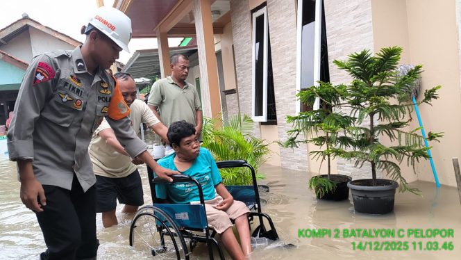 
					Sigap di Tengah Banjir, Tim SAR Brimob Jabar Amankan Warga Desa Astana Cirebon