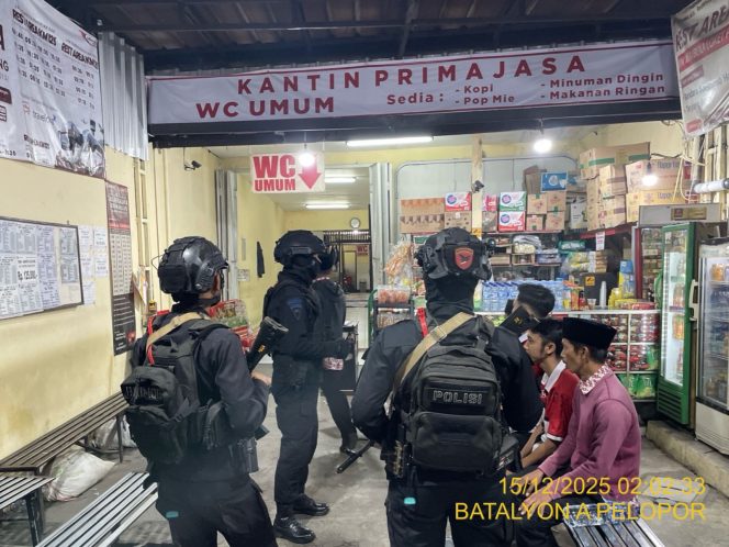 
					Patroli Dialogis Minggu Malam, Brimob Jabar Jaga Kondusivitas Kab. Bandung