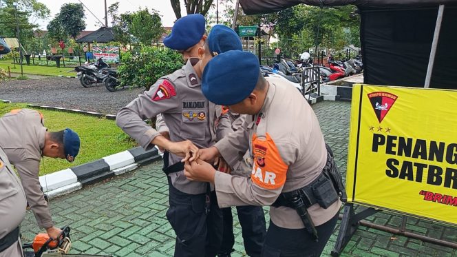 
					Tanggap Bencana : Tim SAR Brimob Jabar Gelar Siaga di Posko