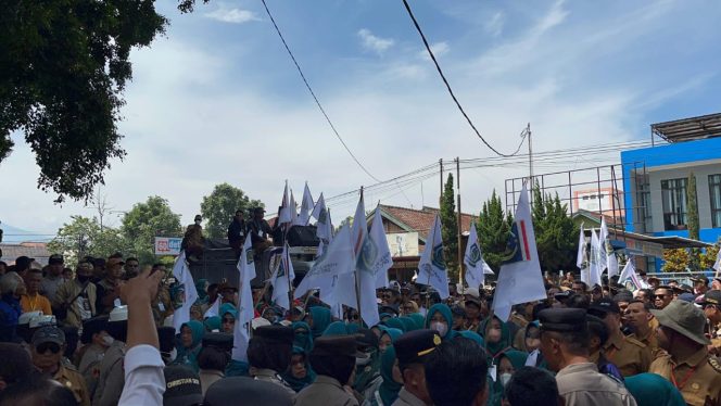 
					Brimob Jabar Amankan Unras Ribuan Kepala Desa Yang Sampaikan Aspirasi di DPRD Garut