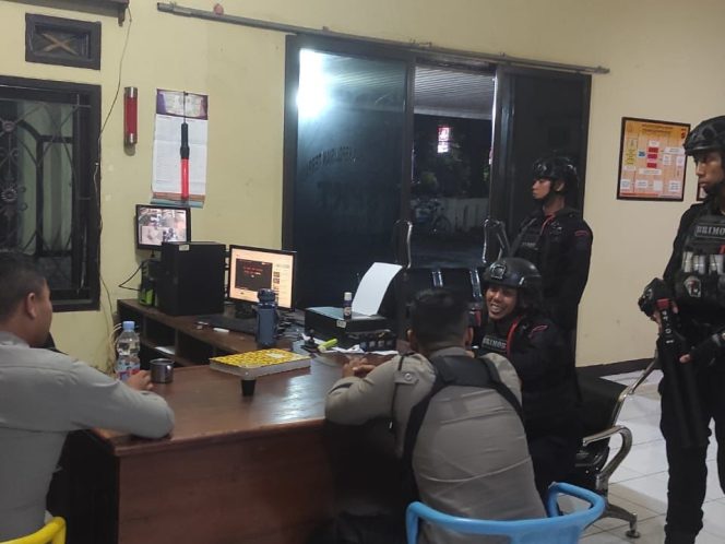 
					Brimob Jabar Gelar Patroli Malam Humanis Jaga Kondusifitas Garut