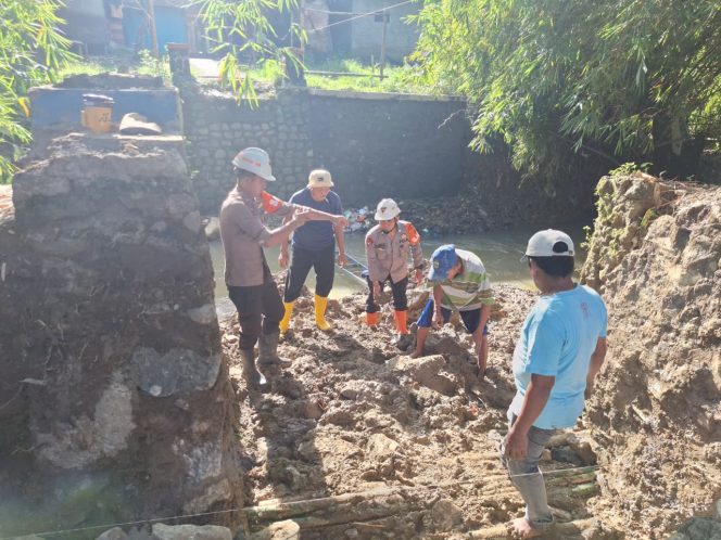 
					Hari ke – 8 Pembangunan Jembatan Dukuh Domba, Brimob dan Warga Perkuat Pondasi Akses Desa