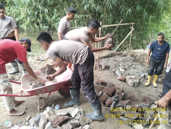 
					Brimob Jabar dan Warga Bersatu Bangun Pondasi Jembatan Dukuh Domba