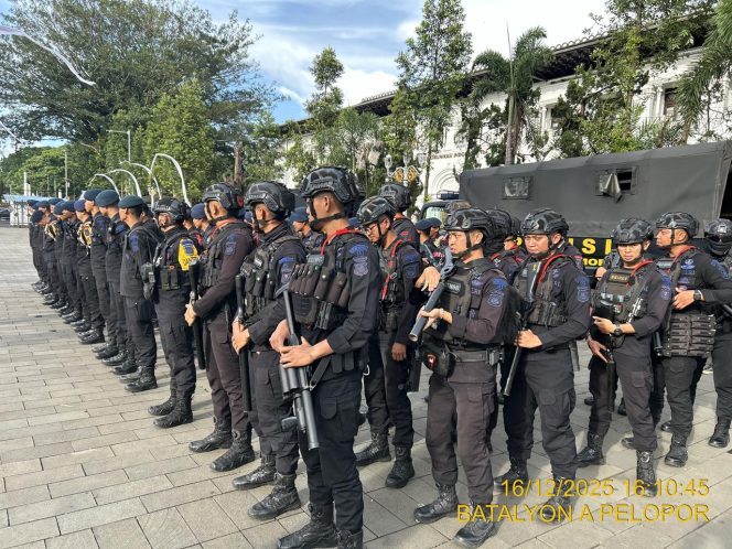 
					Brimob Jabar Siaga Amankan Aksi Unras SPN di Gedung Sate