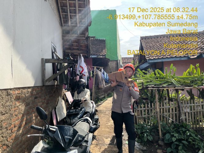 
					Sigap Pasca Hujan Angin, Tim SAR Brimob Jabar Bantu Rumah Warga Kutamandiri Yang Terdampak