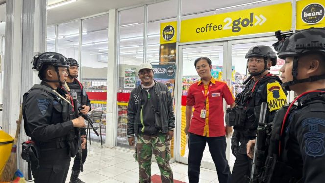 
					Tak Kenal Lelah, Patroli Dialogis Brimob Jabar Jaga Kondusifitas Bandung Barat di Malam Hari