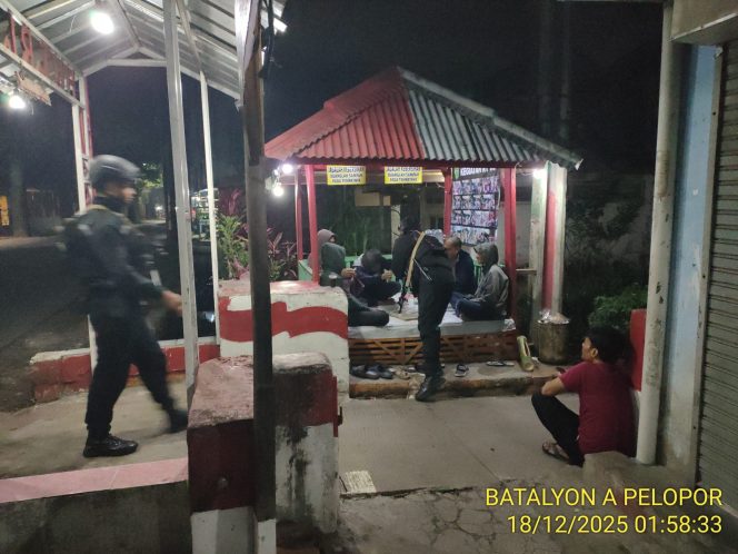 
					Patroli Dialogis Malam Hari, Brimob Jabar Jaga Kondusifitas Rancaekek Tetap Aman