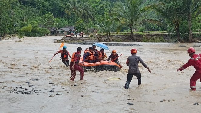 
					Tim SAR Batalyon B Pelopor Satbrimob Polda Jabar Evakuasi Warga Terdampak Banjir Bandang di Sukabumi