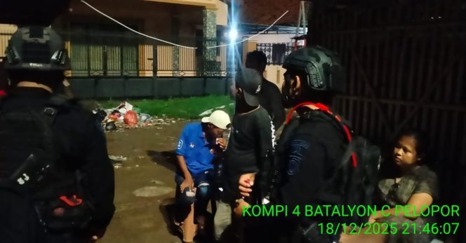 
					Tak Kenal Lelah, Patroli Dialogis Brimob Jabar Jaga Kondusifitas Malam Hari di Cirebon