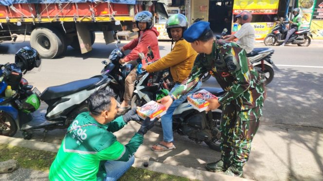 
					Jumat Berkah Peduli, Brimob Jabar Bagikan Makanan Gratis untuk Warga