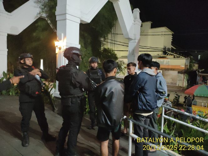 
					Patroli KRYD Sabtu Malam, Brimob Jabar Kawal Kondusivitas Kota Cimahi