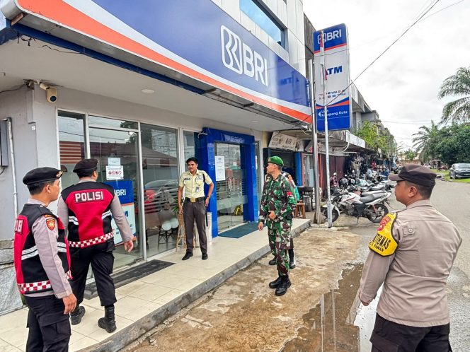 
					Dalam Rangka Operasi Lilin Kapuas 2025, Polres Ketapang Intensifkan Patroli dan Himbauan Kamtibmas