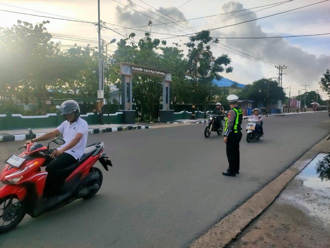 
					Kasatgas Kamseltibcar Lantas Ops Lilin Kapuas 2025 Polres Ketapang, Atur Lalu Lintas dengan Humanis di pagi hari