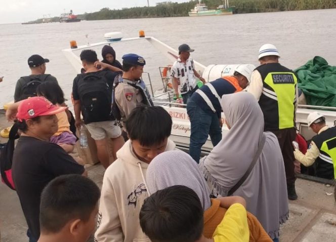 
					Dalam Rangka Ops Lilin Kapuas 2025, Personil Satpol Airud Bersama Polsek Pelabuhan Ketapang Laksanakan Pengamanan