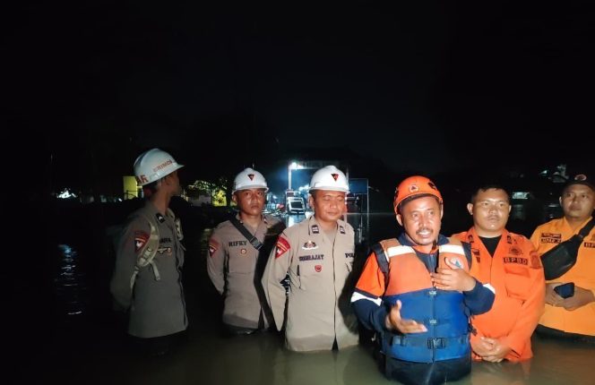 
					Anggota Kompi 4 Batalyon C Pelopor Laksanakan Giat SAR Pantau Banjir di Desa Gamel, Cirebon
