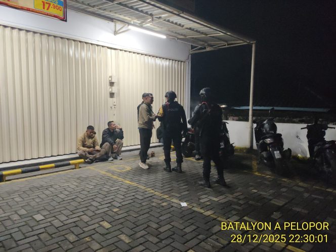
					Patroli Dialogis Minggu Malam, Brimob Jabar Perkuat Sinergi Jaga Kamtibmas Kab. Bandung