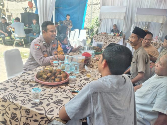 
					Pererat Silaturahmi, Bhabinkamtibmas Pondok Karya Hadiri Undangan Khitanan Warga