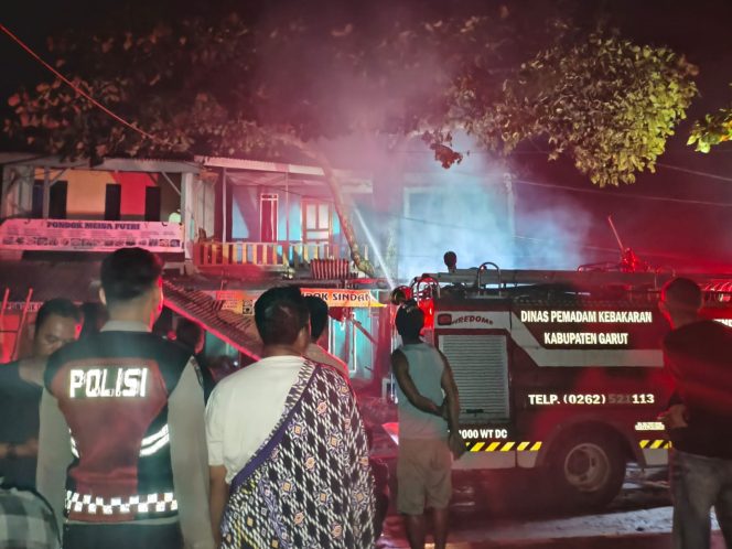 
					Diduga Konsleting Listrik, Polsek Pameungpeuk Lakukan Penanganan Kebakaran di Mancagahar