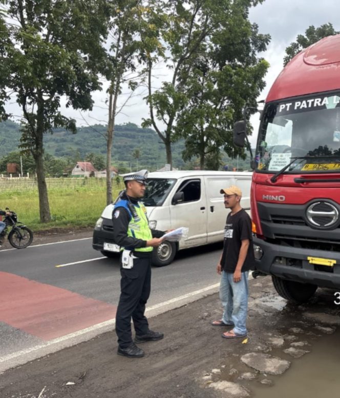 
					Satlantas Polres Garut Batasi Operasional Kendaraan Sumbu Tiga