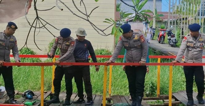 
					Brimob Kalteng Perbaiki Jembatan Rusak di SDN Tanjung Putri, Permudah Akses Siswa ke Sekolah