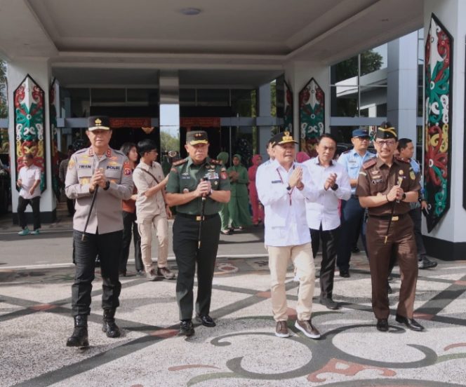 
					Wujud Solidaritas, Kapolda Kalteng Bersama Gubernur dan Pangdam Lepas Bantuan Kemanusiaan untuk Korban Bencana di Sumatera