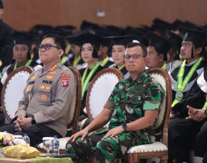 
					Dukung Dunia Pendidikan, Kabidhumas Polda Kalteng Hadiri Wisuda Mahasiswa UPR