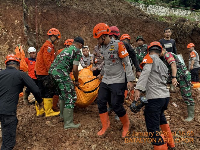 
					Gerak Cepat Tim SAR Brimob Jabar, Enam Korban Longsor di Cisempur Berhasil Dievakuasi