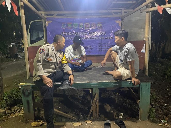 
					Sambang Pos Kamling Terpadu, Bhabinkamtibmas Sukabakti Perkuat Keamanan Lingkungan