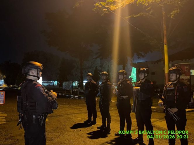 
					Patroli Harkamtibmas Minggu Malam, Brimob Jabar Hadir Jaga Kondusivitas Wilayah Purwakarta