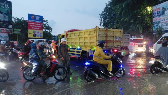 
					Siaga Kemanusiaan di Tengah Banjir, Brimob Jabar Laksanakan Patroli SAR di Cirebon